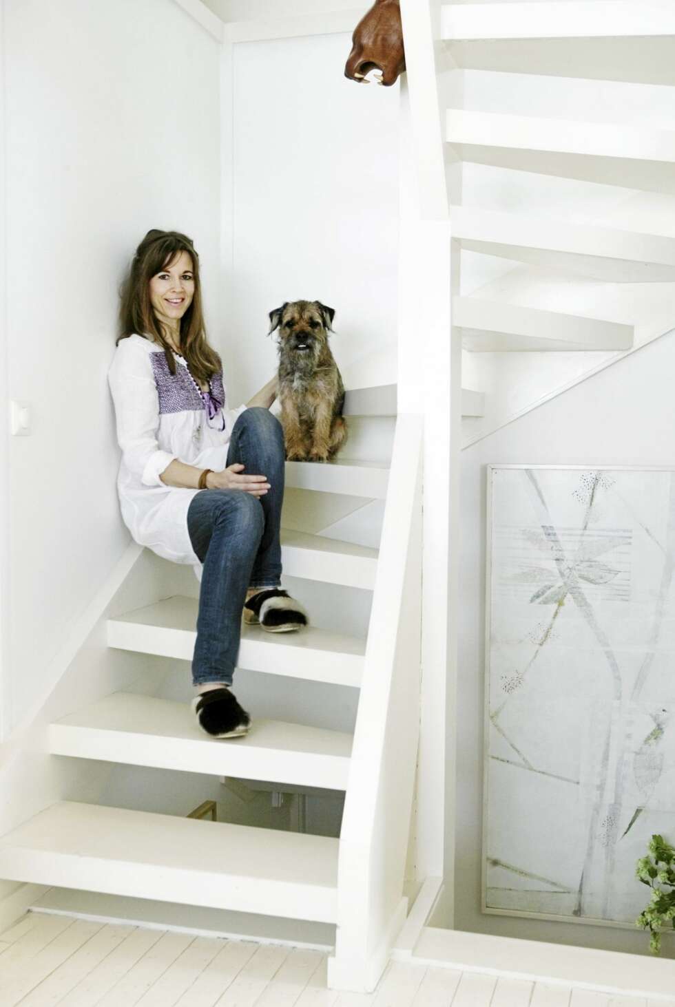 ET SKIKKELIG LØFT: Her sitter Kathinka Dysthe i trappen opp til den nye andreetasjen i huset. Den har full ståhøyde i både soverom og formgivernes designstudio. Øverst border-terrieren Retro på åtte år. ET SKIKKELIG LØFT: Her sitter Kathinka Dysthe i trappen opp til den nye andreetasjen i huset. Den har full ståhøyde i både soverom og formgivernes designstudio. Øverst border-terrieren Retro på åtte år.