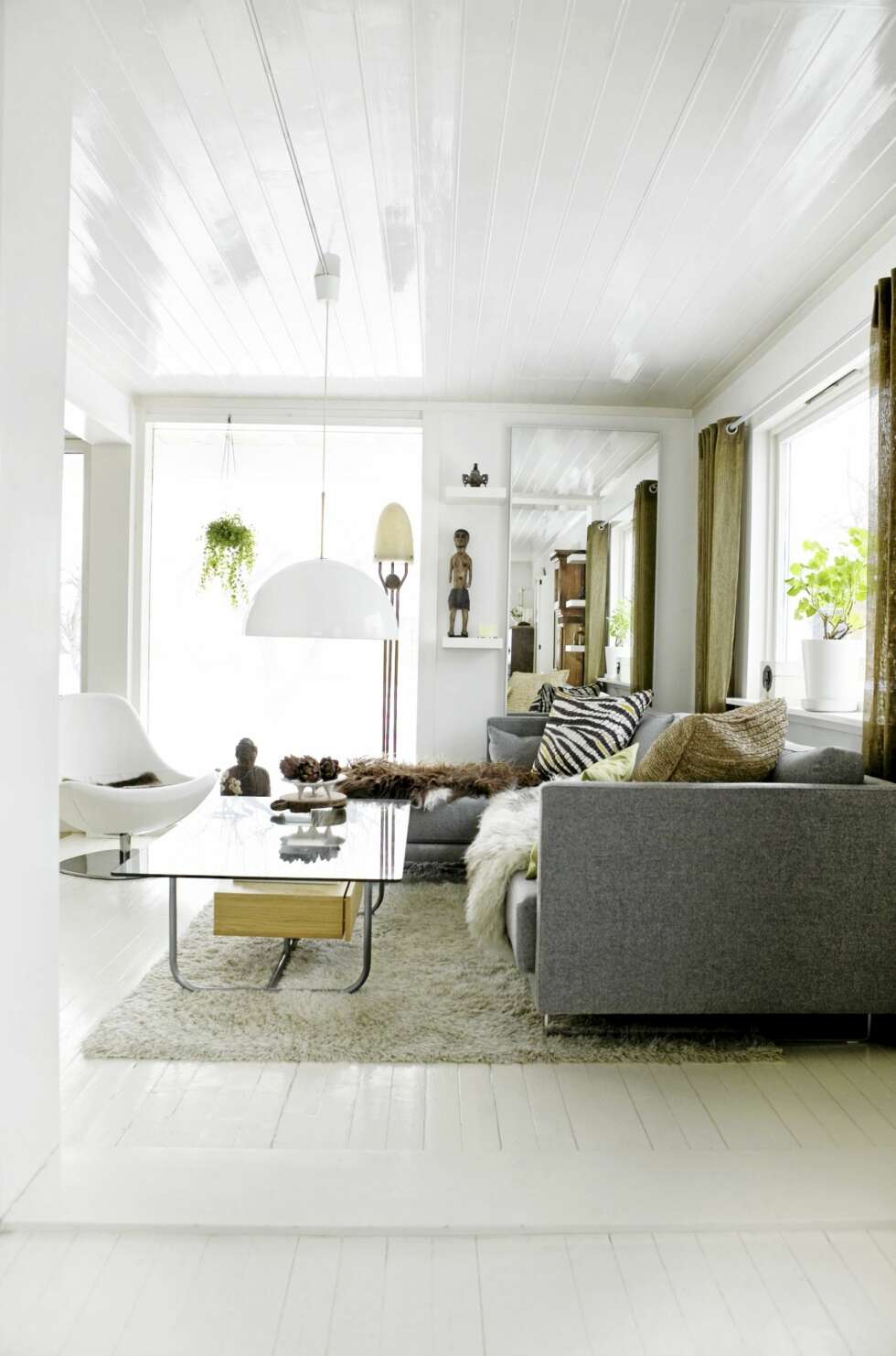 STUE MED STIL: Stuen med det skinnende taket er myket opp med møbler som sofa fra Bo Consept og skinn fra Granberg Garveri. STUE MED STIL: Stuen med det skinnende taket er myket opp med møbler som sofa fra Bo Consept og skinn fra Granberg Garveri.