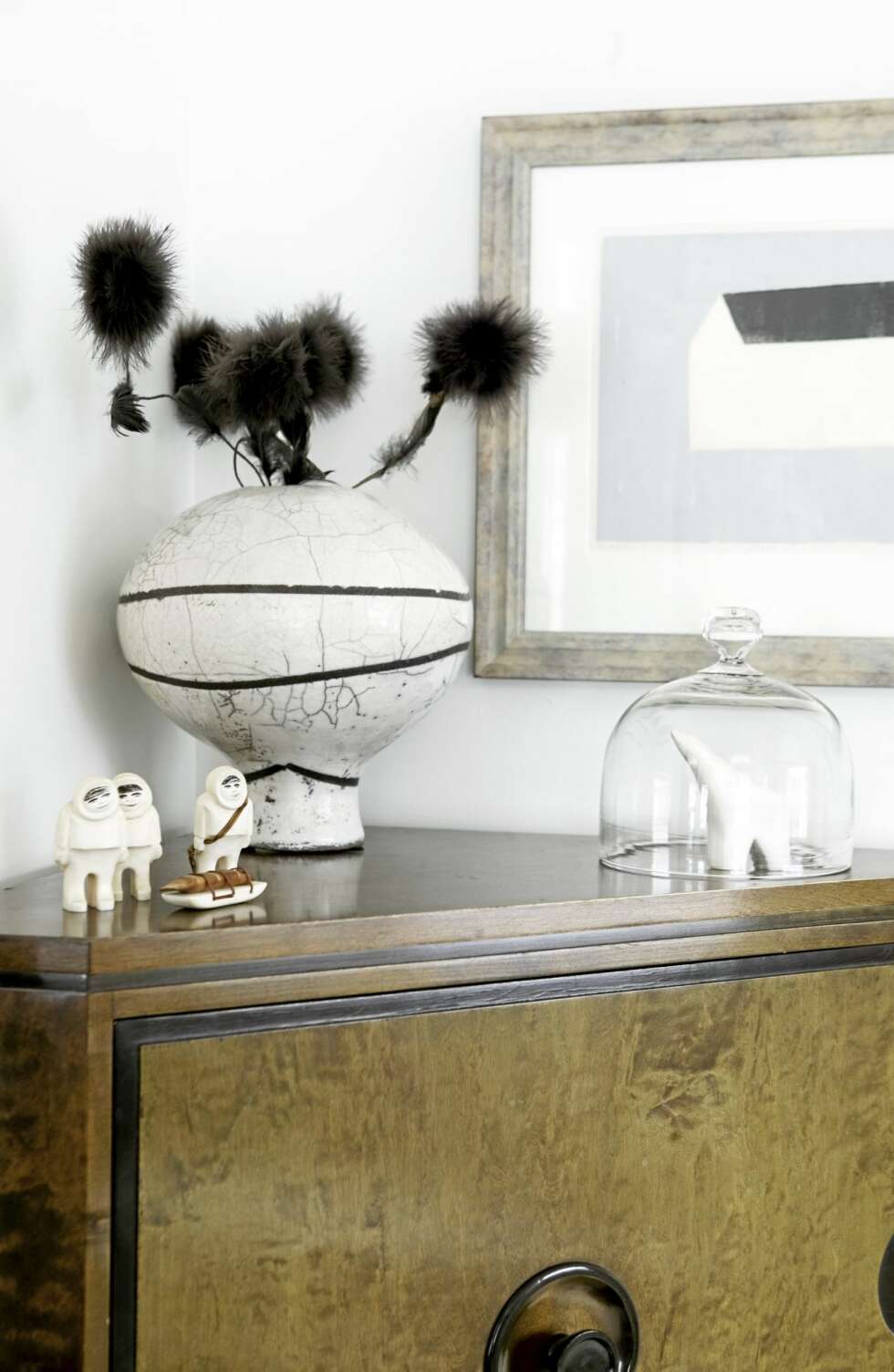 - Jeg satte en isbjørn i tre under en glassklokke. Dette er styling with statement , sier Kathinka Dysthe. Bilde av Therese Nordtvedt og eskimofigurer. De er kjære arvestykker. - Jeg satte en isbjørn i tre under en glassklokke. Dette er styling with statement , sier Kathinka Dysthe. Bilde av Therese Nordtvedt og eskimofigurer. De er kjære arvestykker.