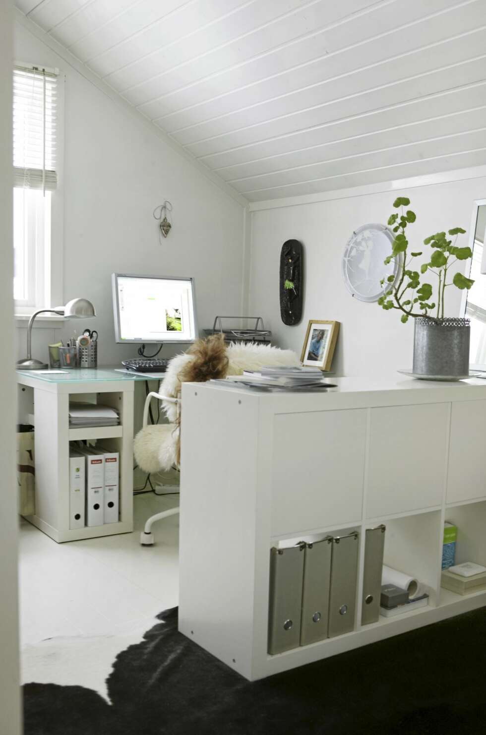 HELHVITT DESIGNERSTUDIO: Oppe i annen etasje har Kathinka Dysthe og Even Wøllo fått et inspirerende arbeidsrom med sjøutsikt. HELHVITT DESIGNERSTUDIO: Oppe i annen etasje har Kathinka Dysthe og Even Wøllo fått et inspirerende arbeidsrom med sjøutsikt.