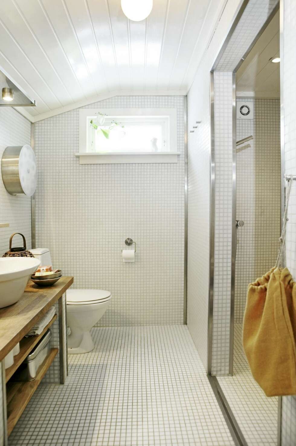 HVITT I HVITT: Badet er også nesten helhvitt, og baderomsmøblet i eik er laget
av mannen i huset. HVITT I HVITT: Badet er også nesten helhvitt, og baderomsmøblet i eik er laget
av mannen i huset.