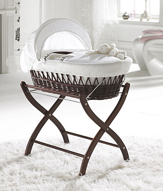 BABYKURV: Denne søte Lollipop White gift Dark babykurv med tilhørende mahogny stativ fra Bambina.no kan bli din! Verdi inkl. 1 stk. laken kr 2 607. BABYKURV: Denne søte Lollipop White gift Dark babykurv med tilhørende mahogny stativ fra Bambina.no kan bli din! Verdi inkl. 1 stk. laken kr 2 607.