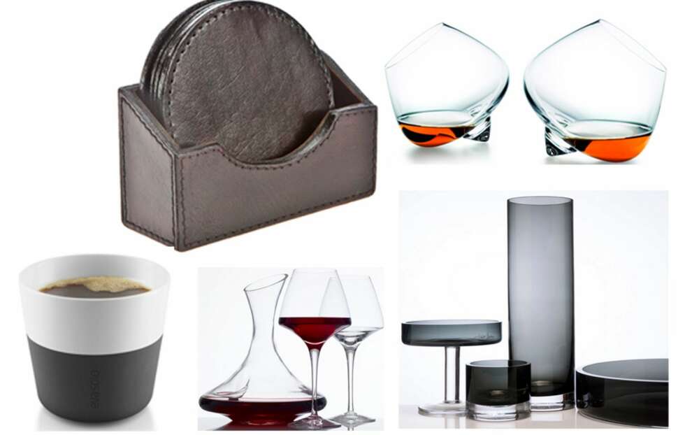 LA GUTTA DEKKE BORDET: Coaster i skinn: Balmuir kr 430, Cognac glass: Royal design kr 302 for 2 stk. Lungo kaffekrus: Eva Solo kr 219 for 2 stk. Vinglass og karaffel: Dina, Magnor Glassverk fra kr 246, Vase, lykt ,telykt og skål: Skyline Magnor Glassverk, fra kr 269 LA GUTTA DEKKE BORDET: Coaster i skinn: Balmuir kr 430, Cognac glass: Royal design kr 302 for 2 stk. Lungo kaffekrus: Eva Solo kr 219 for 2 stk. Vinglass og karaffel: Dina, Magnor Glassverk fra kr 246, Vase, lykt ,telykt og skål: Skyline Magnor Glassverk, fra kr 269