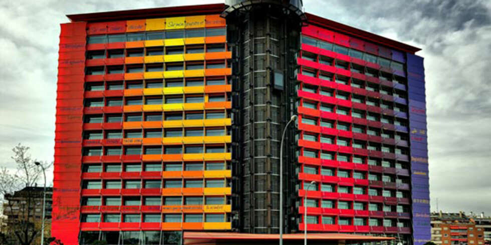 FARGEFEST: Dommen avr klar: Dette hotellet i Madrid er ikke pent å se på. FARGEFEST: Dommen avr klar: Dette hotellet i Madrid er ikke pent å se på.