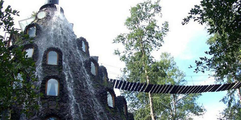 MIDT I SKOGEN: "Ekkelt og lukter av mugg" sier reisenettsiden AOL Travel om dette hotellet. MIDT I SKOGEN: "Ekkelt og lukter av mugg" sier reisenettsiden AOL Travel om dette hotellet.