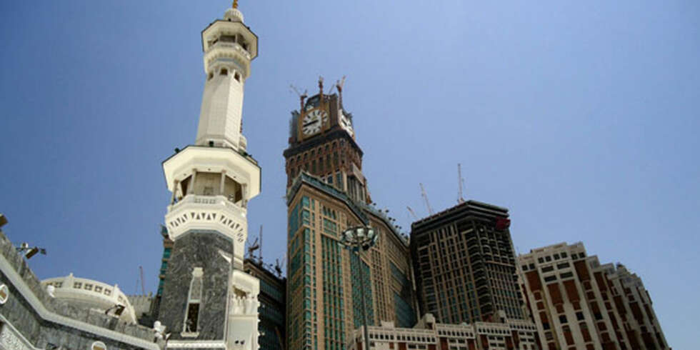 MIDT I MECCA: I muslimenes mest hellige by har man bygget verdens største hotell. MIDT I MECCA: I muslimenes mest hellige by har man bygget verdens største hotell.