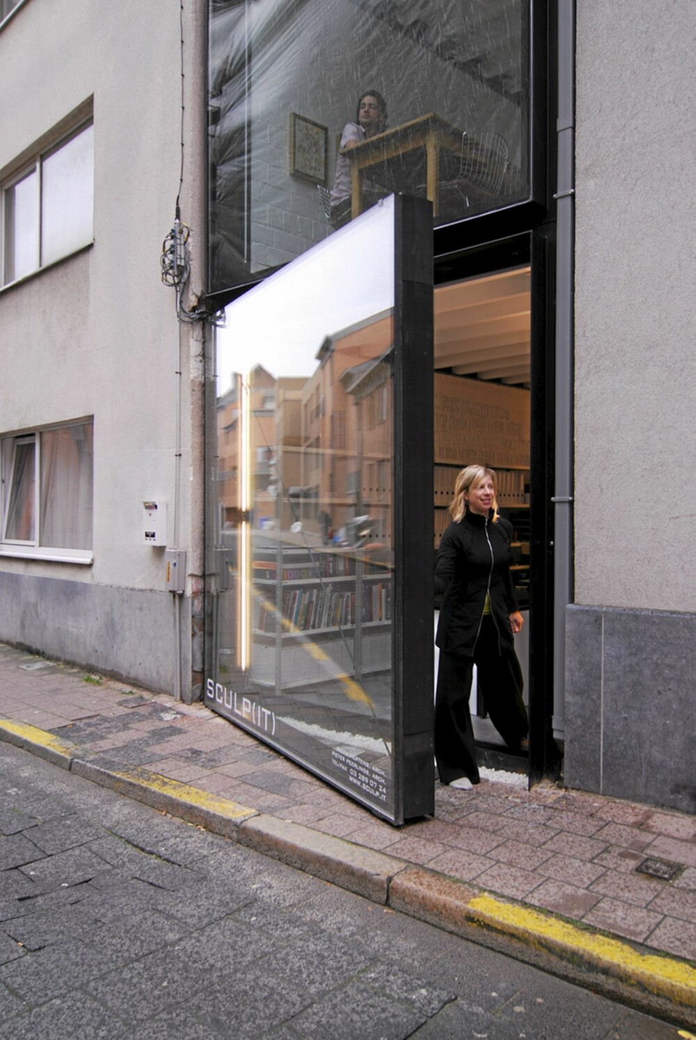 FULL ÅPNING: Arkitektkontoret ligger i første etasje og hele fasaden mot gaten kan slås ut. FULL ÅPNING: Arkitektkontoret ligger i første etasje og hele fasaden mot gaten kan slås ut.