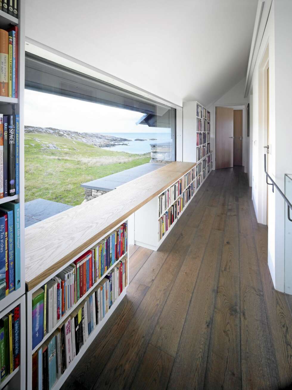 BYGGET PÅ RUINENE: Alex og Seonaid Maclean-Bristols hus på Isle of Coll i Skottland er bygget på husruiner forlatt 150 år tidligere. BYGGET PÅ RUINENE: Alex og Seonaid Maclean-Bristols hus på Isle of Coll i Skottland er bygget på husruiner forlatt 150 år tidligere.