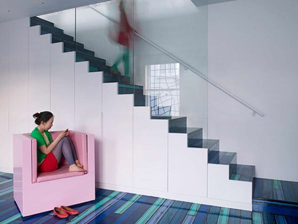 OPP EN TRAPP: Denne trappen er ikke fullt så fargerik som regnbuetrappen midt i huset. OPP EN TRAPP: Denne trappen er ikke fullt så fargerik som regnbuetrappen midt i huset.