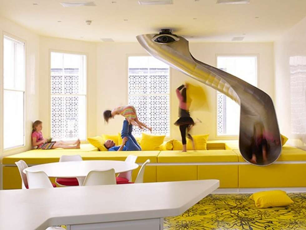 LEKEROM: Stua har både sklie og sofa det er lov å hoppe i. LEKEROM: Stua har både sklie og sofa det er lov å hoppe i.