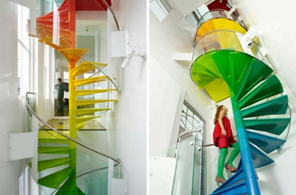 FARGEEKSPLOSJON: Trappen i regnbuefarger dominerer interiøret i huset. FARGEEKSPLOSJON: Trappen i regnbuefarger dominerer interiøret i huset.