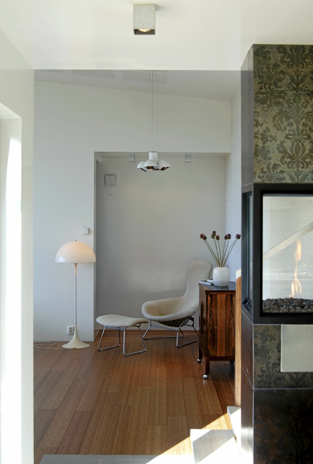 ELEGANT: Nye og klassiske designmøbler i dempet samspill. ELEGANT: Nye og klassiske designmøbler i dempet samspill.