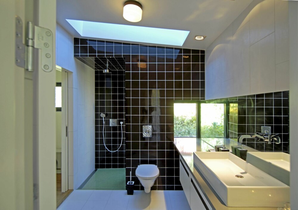 RENSKRAPET: Badet i mellomste etasje er renlinjet, elegant og med overlysvindu. RENSKRAPET: Badet i mellomste etasje er renlinjet, elegant og med overlysvindu.