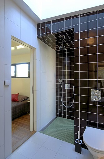 GODE FORBINDELSER: Fra badet er det god adkomst til det tilstøtende soverommet. GODE FORBINDELSER: Fra badet er det god adkomst til det tilstøtende soverommet.