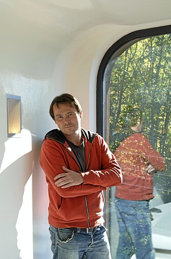 - Jeg mener at arkitektur som slipper inn lys og landskap inn i huset burde være lettere tilgjengelig for de mange, sier Atle Geving i Full Tank. - Jeg mener at arkitektur som slipper inn lys og landskap inn i huset burde være lettere tilgjengelig for de mange, sier Atle Geving i Full Tank.