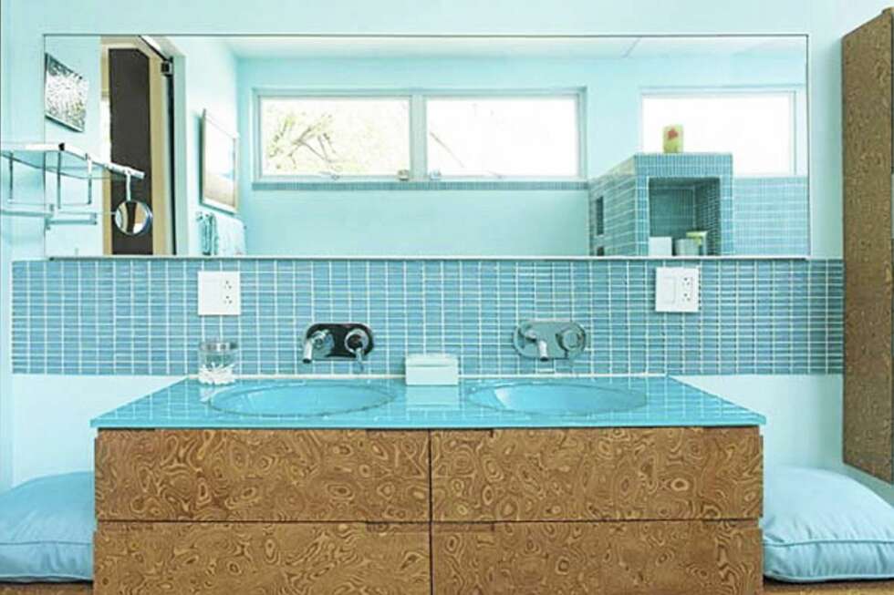 TOTALT TURKIS: Badet til Glassberg har turkise fliser og vegger fra gulv til tak. TOTALT TURKIS: Badet til Glassberg har turkise fliser og vegger fra gulv til tak.
