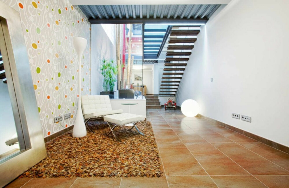 PREGET AV OMGIVELSENE: Det passer seg med en Barcelona stol i huset midt i Barcelona! PREGET AV OMGIVELSENE: Det passer seg med en Barcelona stol i huset midt i Barcelona!