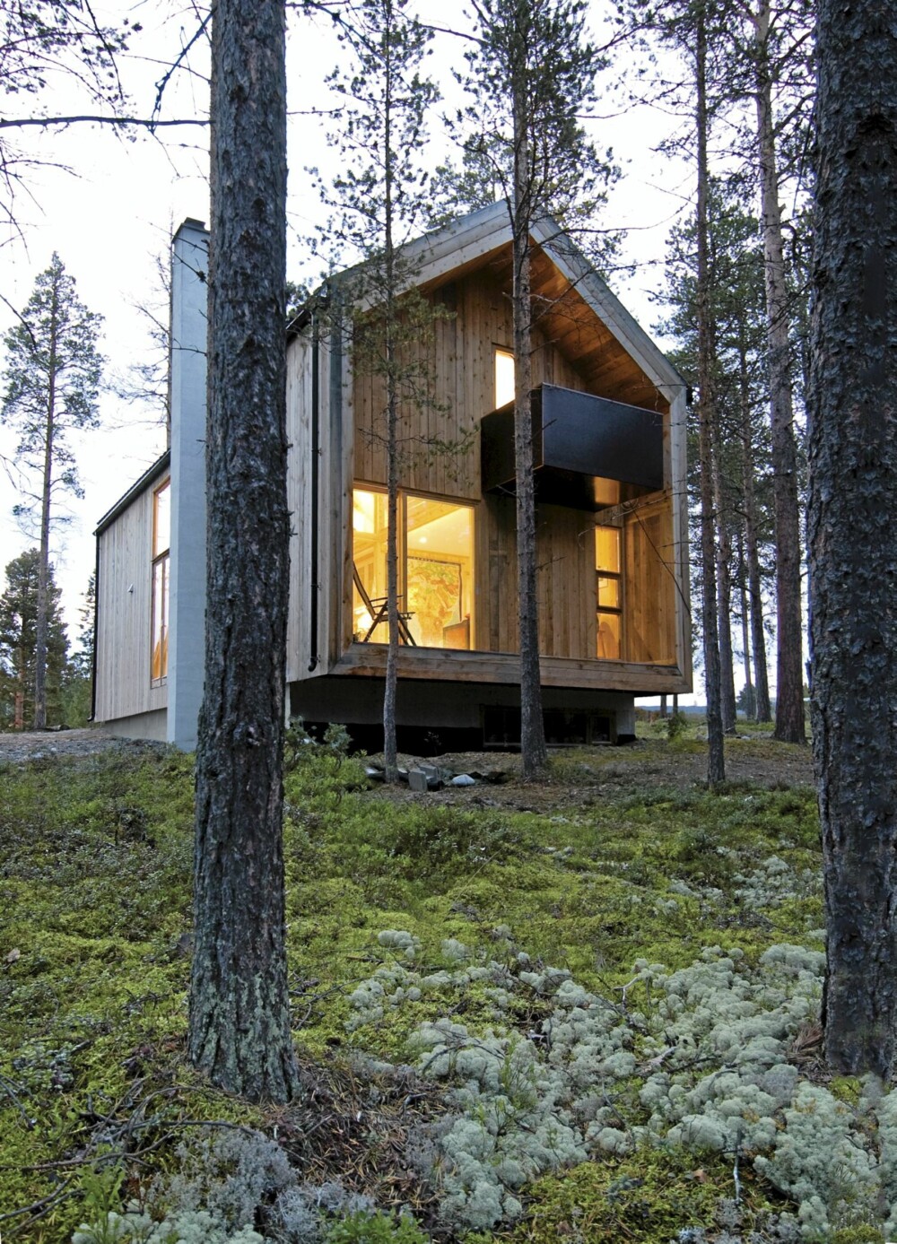 FREDELIG OG MILJØBEVISST: Boligen er et oppsiktsvekkende sted midt i skogen, helt nord i Østerdalen. Boligen ligger i et miljøsatsingsområde der kommunen tilbyr blant annet tilkobling til fjernvarmeanlegg til de som etablerer seg. Mot sør har huset en skyvedør og mot vest åpner store vinduer og en dobbeltdør huset mot lyset og terrenget. De overbyggete arealene minner om gamle svalganger og stabbur. Det tørre klimaet i Østerdalen gjør at den utvendige kledningen av malmfuru kan stå ubehandlet. FREDELIG OG MILJØBEVISST: Boligen er et oppsiktsvekkende sted midt i skogen, helt nord i Østerdalen. Boligen ligger i et miljøsatsingsområde der kommunen tilbyr blant annet tilkobling til fjernvarmeanlegg til de som etablerer seg. Mot sør har huset en skyvedør og mot vest åpner store vinduer og en dobbeltdør huset mot lyset og terrenget. De overbyggete arealene minner om gamle svalganger og stabbur. Det tørre klimaet i Østerdalen gjør at den utvendige kledningen av malmfuru kan stå ubehandlet.