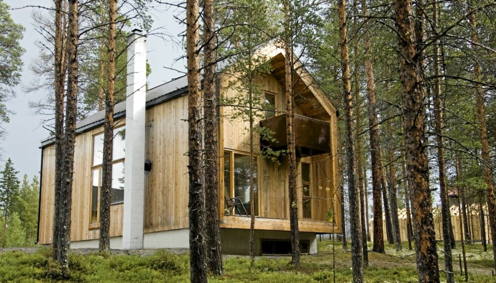 OPTIMAL TRIVSEL: Huset har full kjeller og begge gavler er trukket litt inn slik at det blir hyggelige, overdekkete terrasser i begge ender av huset. For å få optimale sol-, utsikt og lysforhold er vinduene samlet i store felt mot sør og vest. OPTIMAL TRIVSEL: Huset har full kjeller og begge gavler er trukket litt inn slik at det blir hyggelige, overdekkete terrasser i begge ender av huset. For å få optimale sol-, utsikt og lysforhold er vinduene samlet i store felt mot sør og vest.