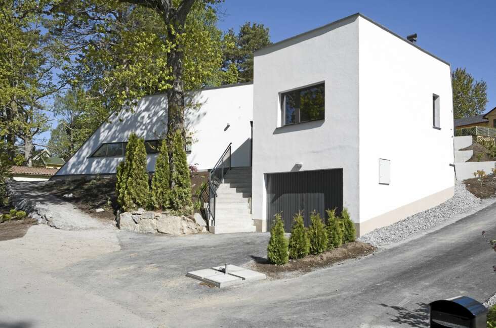 TERRASSERT: Fra det som er husets "offentlige" fasade går det en trapp opp til den mer private delen av villaen. TERRASSERT: Fra det som er husets "offentlige" fasade går det en trapp opp til den mer private delen av villaen.