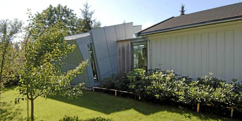 FOLDETE FORMER: Fra baksiden ser vi tydelig hvordan Tupelo Arkitektur har kledd tilbygget, paviljongen med vedlkeholdsfrie sinkplater. FOLDETE FORMER: Fra baksiden ser vi tydelig hvordan Tupelo Arkitektur har kledd tilbygget, paviljongen med vedlkeholdsfrie sinkplater.