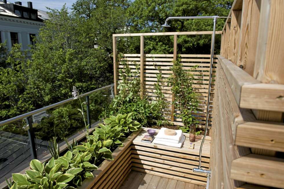 PLANTEVEGGER: I Parkveien 5 deler alle takhagen. Her er det langbord, grillbenk, private avlukker og dusj. Alt definert og avlukket ved plantevegger og pergolaer.
De to toppleilighetene på henholdsvis 136 og 91 kvm har i tillegg fått hver sin private takhage. PLANTEVEGGER: I Parkveien 5 deler alle takhagen. Her er det langbord, grillbenk, private avlukker og dusj. Alt definert og avlukket ved plantevegger og pergolaer.
De to toppleilighetene på henholdsvis 136 og 91 kvm har i tillegg fått hver sin private takhage.