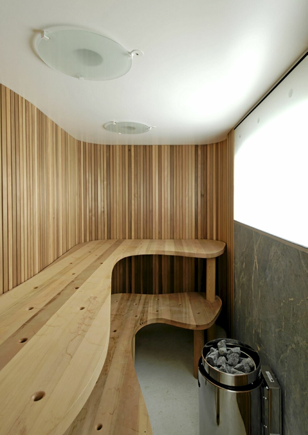 HOT DESIGN: Badstuen har en sedertreinnredning som det svinger av. Den ligger på på nederste plan, noe som betyr at du kan gå rett ut til bassenget på utsiden av huset. HOT DESIGN: Badstuen har en sedertreinnredning som det svinger av. Den ligger på på nederste plan, noe som betyr at du kan gå rett ut til bassenget på utsiden av huset.