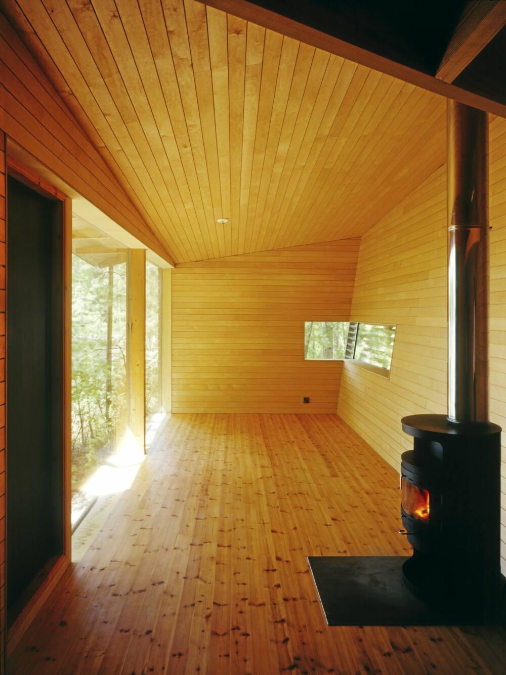 STRØKEN STIL: Så lekker og renlinjet kan interiøret i en sauna bli. Vegger kledd med panel av or. STRØKEN STIL: Så lekker og renlinjet kan interiøret i en sauna bli. Vegger kledd med panel av or.