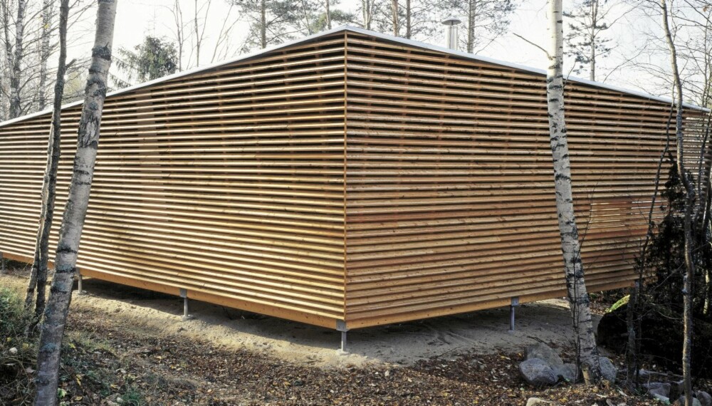 TOTAL AVVISNING: Veggen opp mot veien er totalt lukket og beskytter den arkitekttegnete saunaen mot innsyn. Den stilige spileveggen heller utover. TOTAL AVVISNING: Veggen opp mot veien er totalt lukket og beskytter den arkitekttegnete saunaen mot innsyn. Den stilige spileveggen heller utover.
