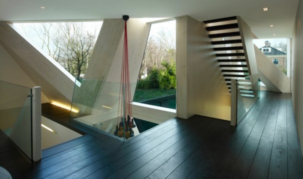 ROM I ROM: Arkitektene laget nye rom i plassen mellom det originale huset og det nye skallet. ROM I ROM: Arkitektene laget nye rom i plassen mellom det originale huset og det nye skallet.