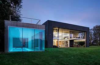 BETONG: Huset er laget i betong og glass. BETONG: Huset er laget i betong og glass.