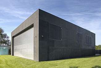 BYGGEKLOSS: Lukket ser Safe House ut som en gigantisk kloss. BYGGEKLOSS: Lukket ser Safe House ut som en gigantisk kloss.