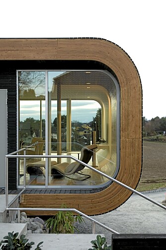 BØLGET: Det bøyde treet gir huset visuell ro. Hvit Bahnsen hvilestol tegnet av arkitekt Jørn Utzon. Eikematerialer fra Øydna Bruk i Lyngdal. BØLGET: Det bøyde treet gir huset visuell ro. Hvit Bahnsen hvilestol tegnet av arkitekt Jørn Utzon. Eikematerialer fra Øydna Bruk i Lyngdal.