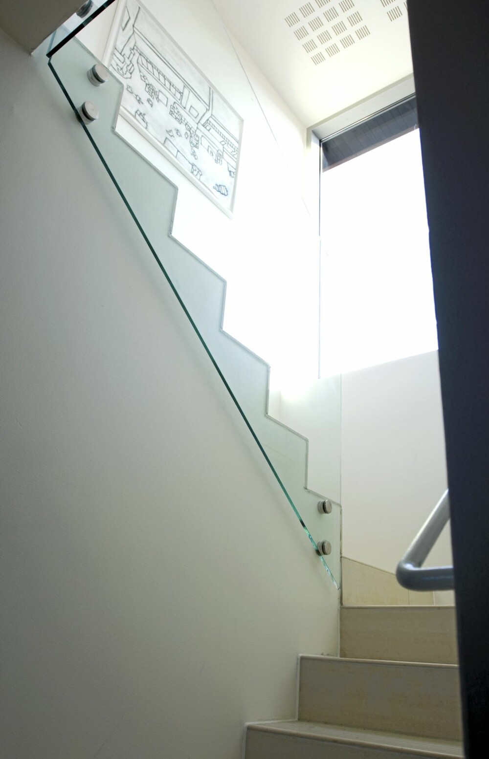 NEDENFRA OG OPP: Fra den tradisjonelle underetasjen leder en hypermoderne trapp. NEDENFRA OG OPP: Fra den tradisjonelle underetasjen leder en hypermoderne trapp.