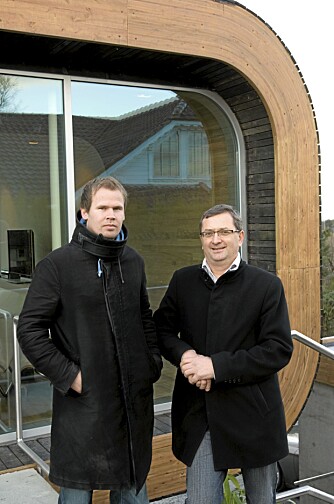 - Jeg har ingen ferdige teorier, diagrammer eller poetiske vers som forklarer husene jeg tegner, sier arkitekt Tommie Wilhelmsen til venstre. Her sammen med Per Inge Hamre i Husgalleriet. Han har samarbeidet med arkitekter i en årrekke. - Jeg har ingen ferdige teorier, diagrammer eller poetiske vers som forklarer husene jeg tegner, sier arkitekt Tommie Wilhelmsen til venstre. Her sammen med Per Inge Hamre i Husgalleriet. Han har samarbeidet med arkitekter i en årrekke.