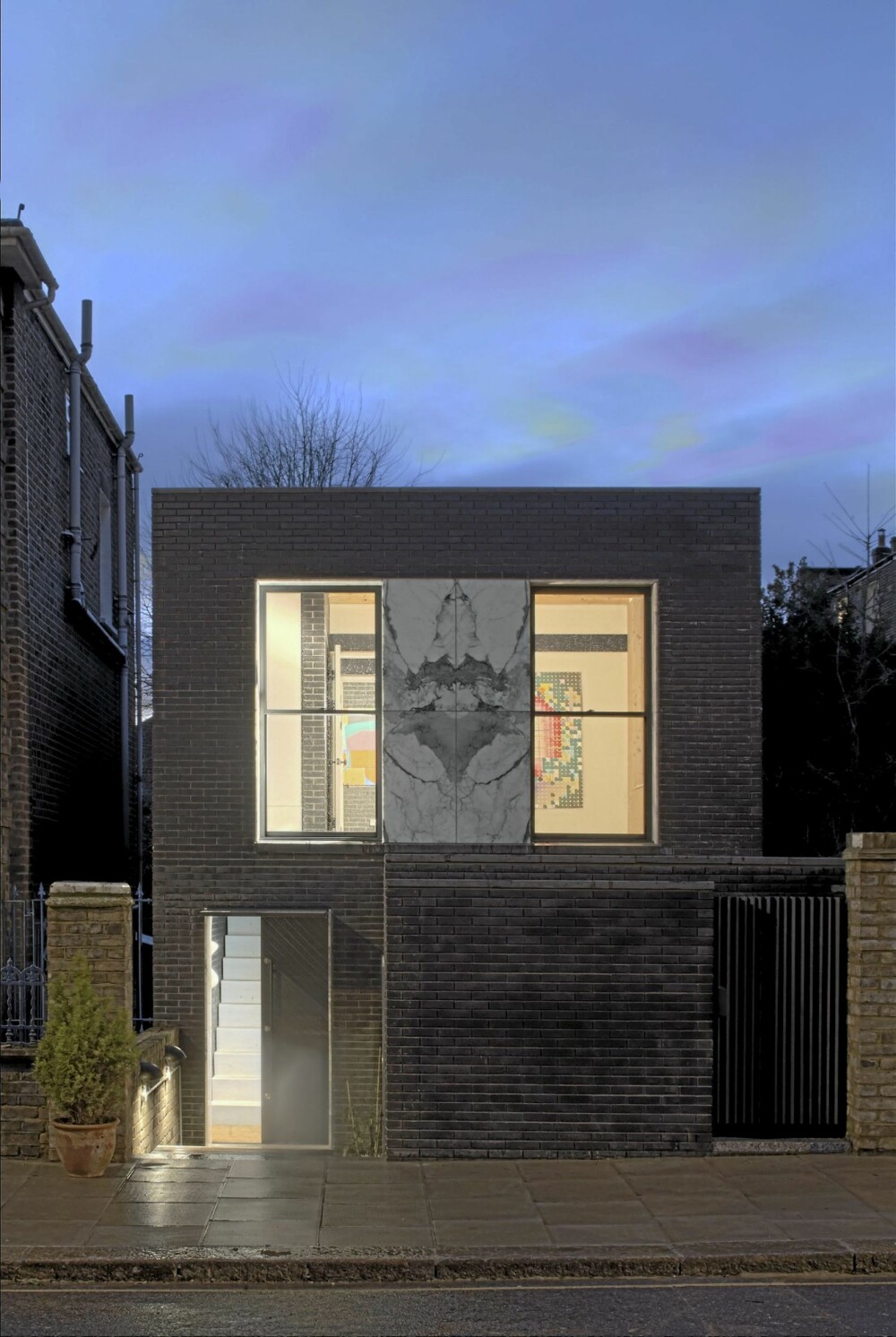 URBAN BELIGGENHET: The Shadow House ligger i Pauls Crescent, London, NW1 9TN. I den sterkt beskyttede Camden Square Conservation Area. URBAN BELIGGENHET: The Shadow House ligger i Pauls Crescent, London, NW1 9TN. I den sterkt beskyttede Camden Square Conservation Area.