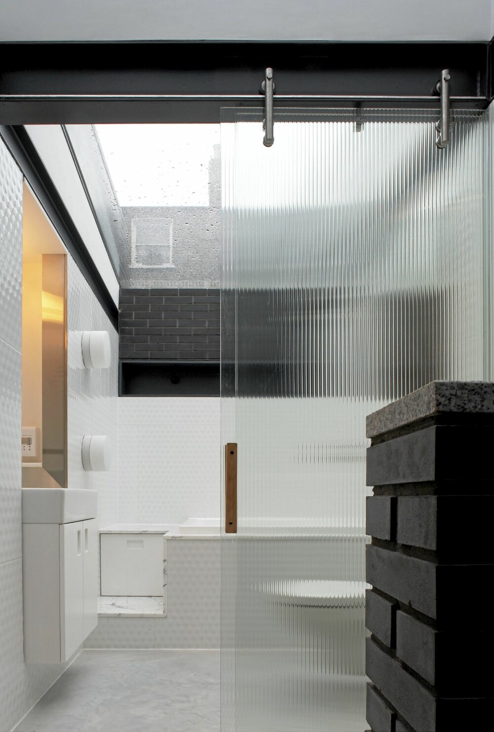STJERNEKLART: Badet har et enormt glasstak som står i kontrast med atmosfæren i oppholdsrommene. Ønsket var å skape følelsen av å være ute. Dusjing i full solinnstråling eller å ta et bad under stjernene. STJERNEKLART: Badet har et enormt glasstak som står i kontrast med atmosfæren i oppholdsrommene. Ønsket var å skape følelsen av å være ute. Dusjing i full solinnstråling eller å ta et bad under stjernene.