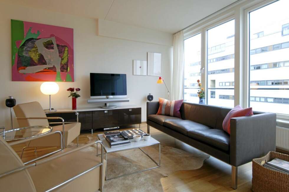 GJENNOMFØRT MODERNE DESIGN: Stuen er innredet med en ny Erik Jørgensen skinnsofa, Gunilla Allards "Cinema" lenestoler og et italiensk marmorbord fra R.O.O.M. Lamper fra Flos. GJENNOMFØRT MODERNE DESIGN: Stuen er innredet med en ny Erik Jørgensen skinnsofa, Gunilla Allards "Cinema" lenestoler og et italiensk marmorbord fra R.O.O.M. Lamper fra Flos.
