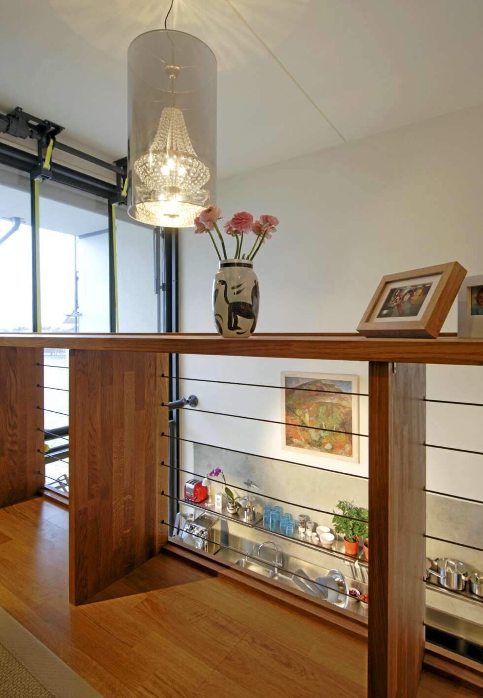 ET INSPRERENDE STED: Hjemmekontoret ligger på galleriet i annen etsje. Her er både luftighet og perspektiv. Pleksi Shade Light taklampe fra Moooi ET INSPRERENDE STED: Hjemmekontoret ligger på galleriet i annen etsje. Her er både luftighet og perspektiv. Pleksi Shade Light taklampe fra Moooi
