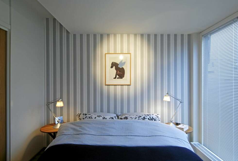 BLÅ TONER: En maritim blå-og stripestil preger soverommet i annen etasje. Blå Ralph Lauren tapet fra R.O.O.M. Flos Tolomeo bordlampe. BLÅ TONER: En maritim blå-og stripestil preger soverommet i annen etasje. Blå Ralph Lauren tapet fra R.O.O.M. Flos Tolomeo bordlampe.