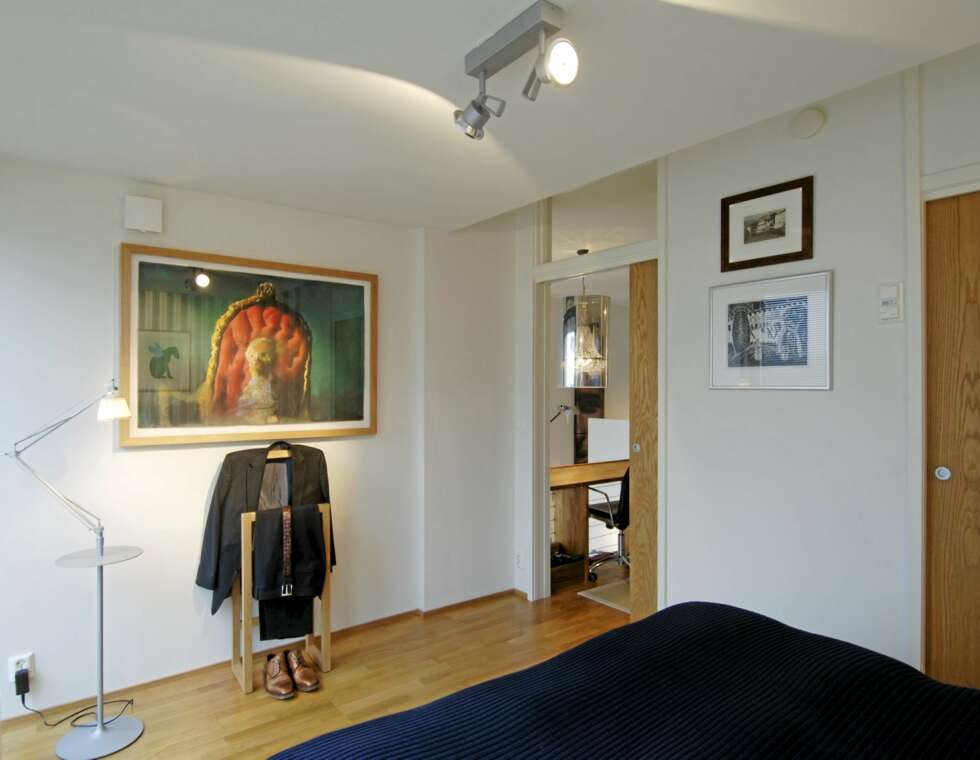FARGERIKE KONTRASTER: Fra soverommet ses en snipp av galleriet. Bilde Rød stol II signert Håkon Gullvåg. FARGERIKE KONTRASTER: Fra soverommet ses en snipp av galleriet. Bilde Rød stol II signert Håkon Gullvåg.