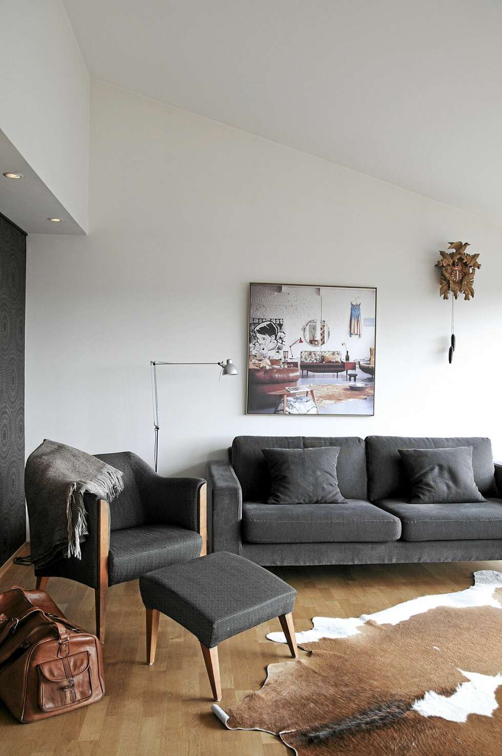 SENTRAL PLASS. Gjøkuret fulgte med da familien kjøpte huset. Stolen er fra Norway Says, og sofaen fra Interia. Bilder er kopiert og forstørret fra boken Flee Markets. SENTRAL PLASS. Gjøkuret fulgte med da familien kjøpte huset. Stolen er fra Norway Says, og sofaen fra Interia. Bilder er kopiert og forstørret fra boken Flee Markets.