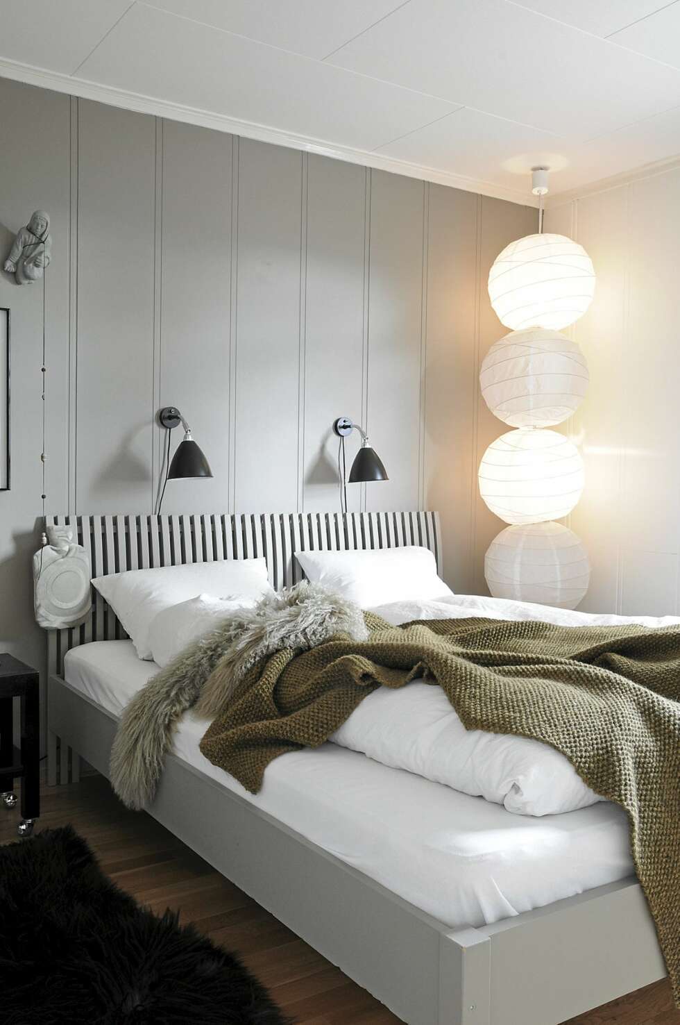 LYSPUNKT. Den gamle Ikea-sengen fikk noen strøk med maling, og passer nå perfekt inn i på det duse soverommet. Lampen i hjørnet er laget av fire rislamper fra samme produsent. Ingrid fant en annen seriekoblet lampe som hun tok av skjermene på, og monterte i stedet på rislampe-skjermene. LYSPUNKT. Den gamle Ikea-sengen fikk noen strøk med maling, og passer nå perfekt inn i på det duse soverommet. Lampen i hjørnet er laget av fire rislamper fra samme produsent. Ingrid fant en annen seriekoblet lampe som hun tok av skjermene på, og monterte i stedet på rislampe-skjermene.