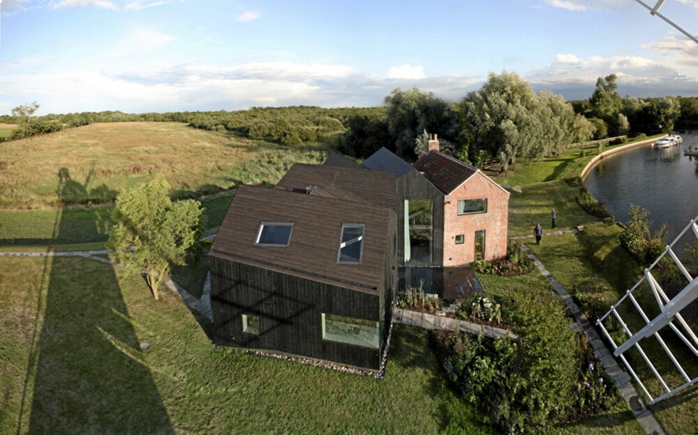 ARKITEKTURVINNER: Som en vifte brer tilbygget på Hunsett Mill seg ut på baksiden av det gamle huset. ARKITEKTURVINNER: Som en vifte brer tilbygget på Hunsett Mill seg ut på baksiden av det gamle huset.