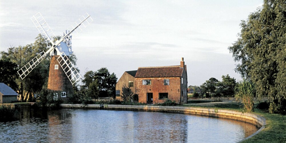 ARKITEKTURVINNER: Hunsett Mill ligger ved en av Englands mangfoldige kanaler, derfor var det nødvendig å bygge en flomsikring i forkant av bygget. ARKITEKTURVINNER: Hunsett Mill ligger ved en av Englands mangfoldige kanaler, derfor var det nødvendig å bygge en flomsikring i forkant av bygget.