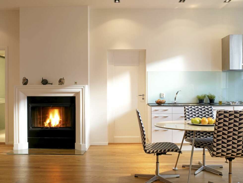 VARMEKILDE. På peishyllen ligger minner, blant annet et hode designet av Kjell Erik Killi Olsen og en dødningskalle. Den har fotografen arvet etter sin bestefar. Stolene "Oxford" er designet av danske Arne Jacobsen og er bruktkjøp på nettet. VARMEKILDE. På peishyllen ligger minner, blant annet et hode designet av Kjell Erik Killi Olsen og en dødningskalle. Den har fotografen arvet etter sin bestefar. Stolene "Oxford" er designet av danske Arne Jacobsen og er bruktkjøp på nettet.