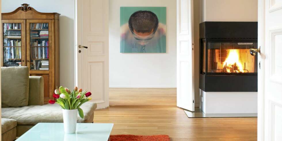 UTVALGTE. Fotografiet på veggen i den innerste stuen er fra utstillingen "Vacuum", bildene er tatt i Kina. Fin Serck-Hanssen har ikke mange, men han har utvalgte ting som arveskapet til venstre. UTVALGTE. Fotografiet på veggen i den innerste stuen er fra utstillingen "Vacuum", bildene er tatt i Kina. Fin Serck-Hanssen har ikke mange, men han har utvalgte ting som arveskapet til venstre.