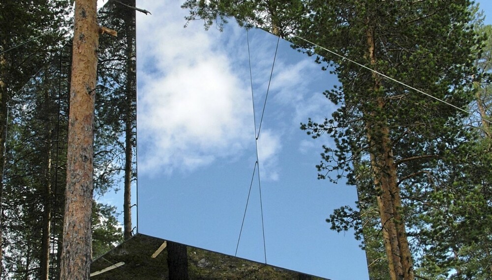 SPEILROMMET: Utgangspunktet var å skape ly opp i trærne i en lett aluminiumstruktur, ifølge Treehotel. Eksteriøret er kledd i glass og reflekterer omgivelsene og himmelen. Dette bidrar til å skape en kamuflert tilflukt. SPEILROMMET: Utgangspunktet var å skape ly opp i trærne i en lett aluminiumstruktur, ifølge Treehotel. Eksteriøret er kledd i glass og reflekterer omgivelsene og himmelen. Dette bidrar til å skape en kamuflert tilflukt.