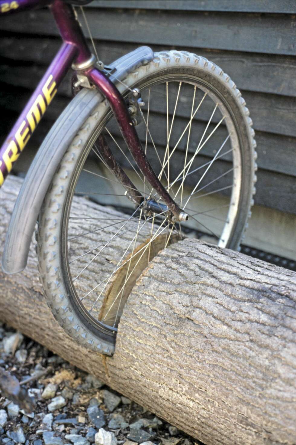 MOTORSAGMASAKREN: Med motorsagen ble den grove tømmerstokken reddet fra peisen, og ble et kult sykkelstativ. MOTORSAGMASAKREN: Med motorsagen ble den grove tømmerstokken reddet fra peisen, og ble et kult sykkelstativ.