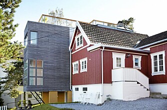 KONTRASTER. Ferdig tilbygg. Både tilbygg og opprinnelig hus har fått ny fasade, men i ulike stiler. KONTRASTER. Ferdig tilbygg. Både tilbygg og opprinnelig hus har fått ny fasade, men i ulike stiler.
